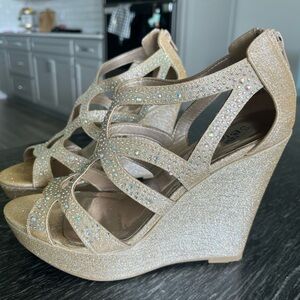 High heeled pumps. Zipper back .